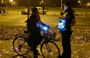 Sindikat biciklista i PU Zagrebačka dijele svjetla neosvjetljenim biciklistima