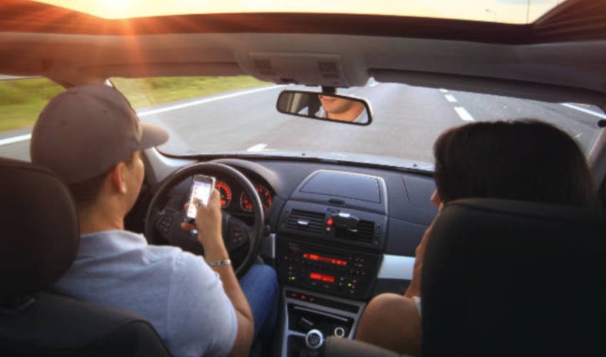 ISTRAŽIVANJE: 90 posto vozača koristi mobitel dok voze!